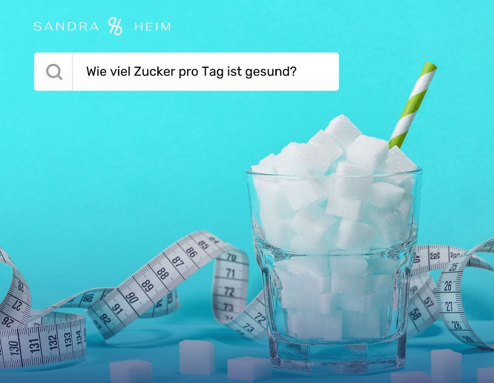 Wie viel Zucker ist gesund Zucker in Becher mit Strohhalm auf blauem Hintergrund